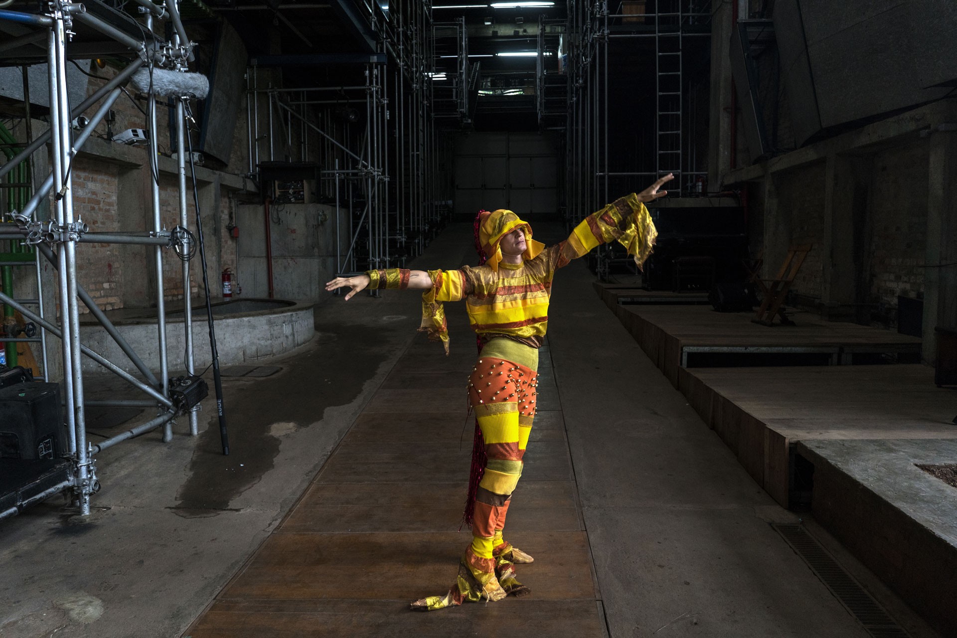 Prove di uno spettacolo presso il Teatro Oficina disegnato dalla famosa architetta italiana Lina Bobardi